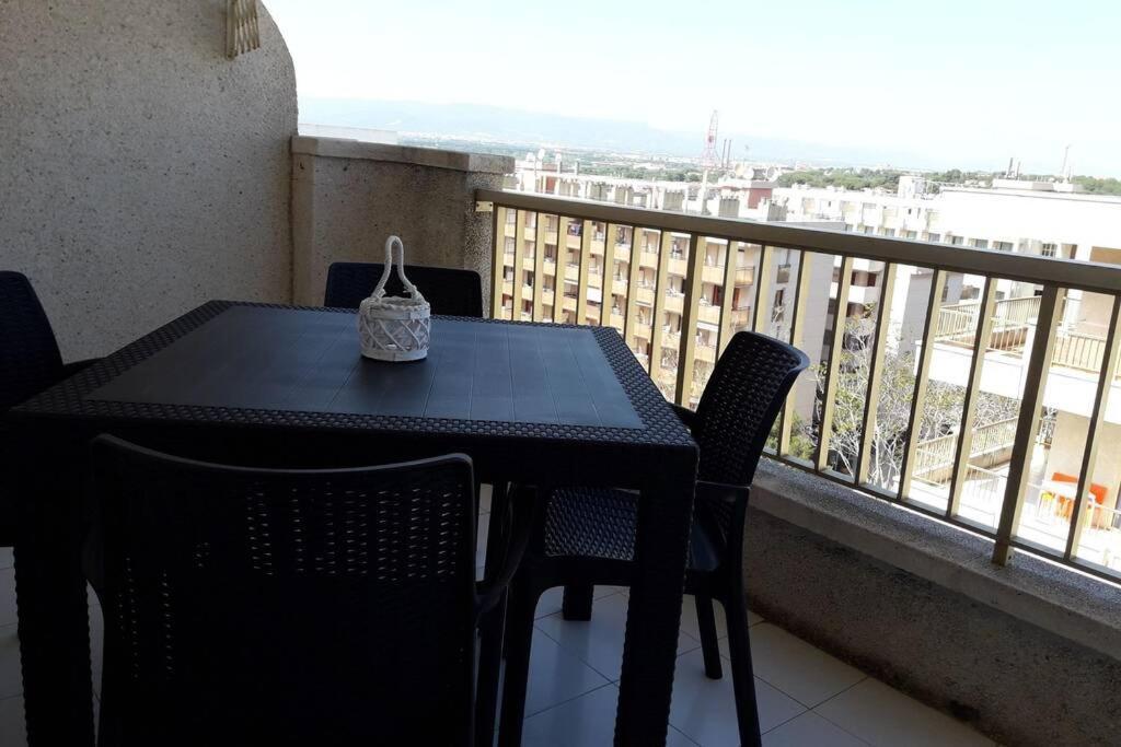 Cozy Apartment With Parking Салоу Екстер'єр фото