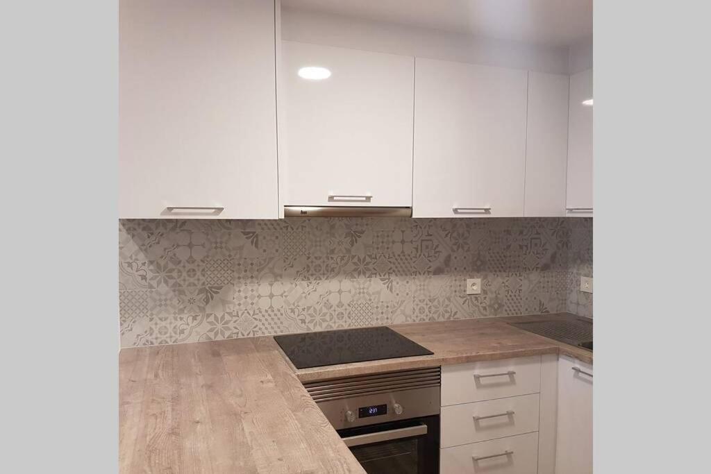 Cozy Apartment With Parking Салоу Екстер'єр фото